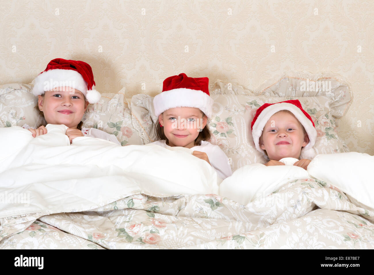 Immagini Divertenti Di Babbo Natale.Divertenti Piccole Ragazze Con Cappelli Di Babbo Natale A Letto Foto Stock Alamy