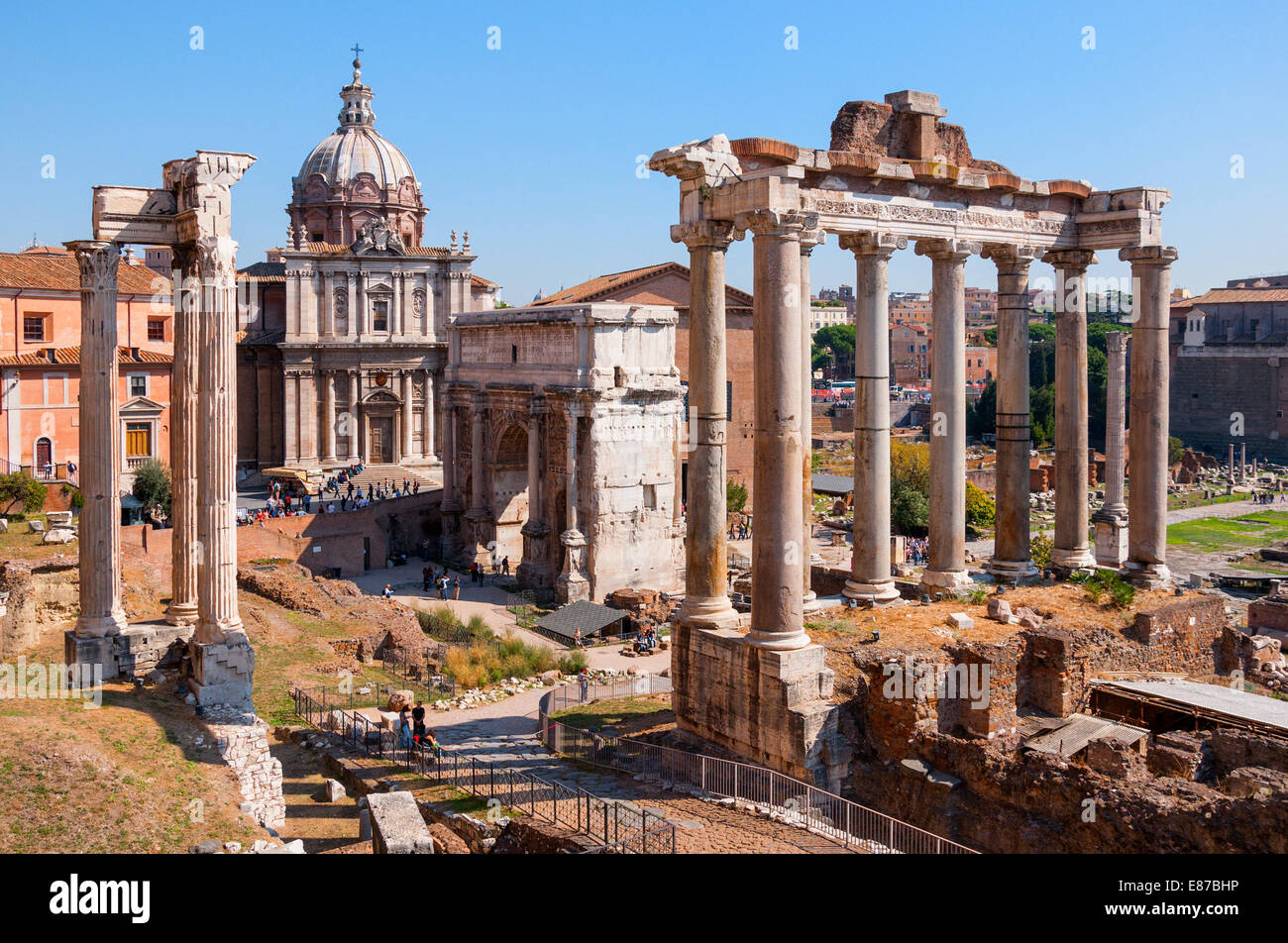 Il Foro Romano, un punto di riferimento del sito con le rovine di antichi palazzi del governo a Roma, Italia Foto Stock