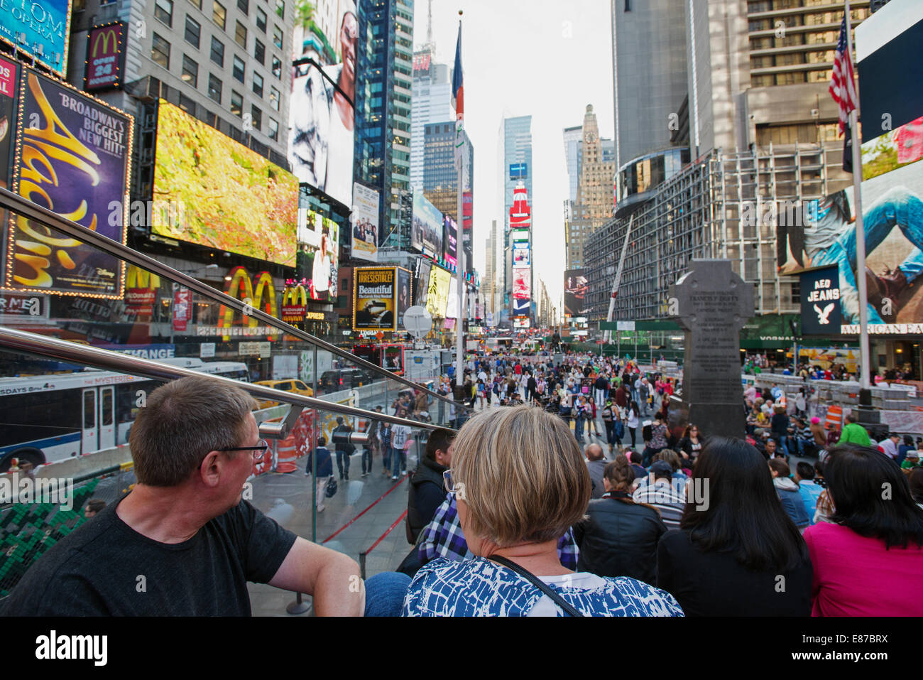 I turisti a Times Square a New York STATI UNITI D'AMERICA Foto Stock
