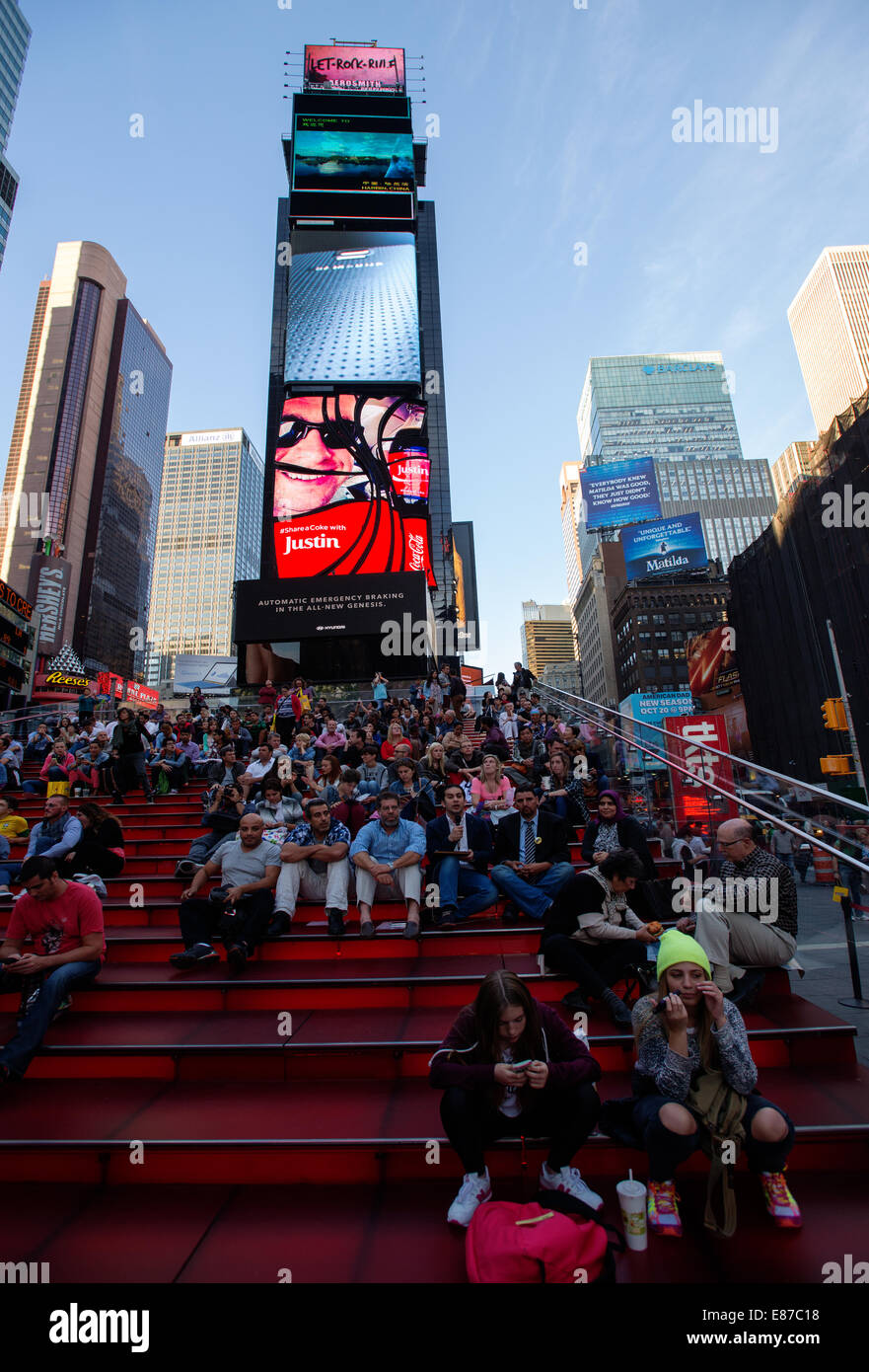 I turisti a Times Square a New York STATI UNITI D'AMERICA Foto Stock