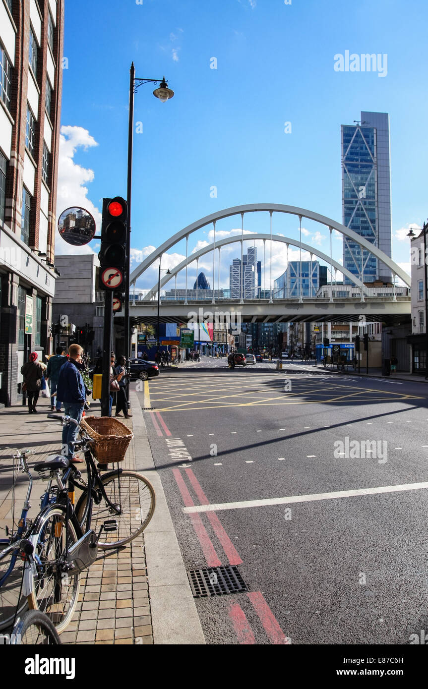 Ponte ferroviario sul Shoreditch High Street con il Broadgate Tower in background, Londra England Regno Unito Regno Unito Foto Stock