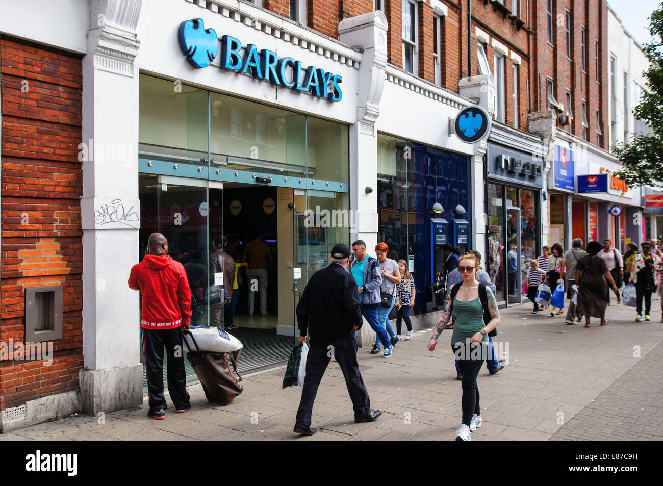Barclays Bank branch su legno verde High Road, Londra England Regno Unito Regno Unito Foto Stock