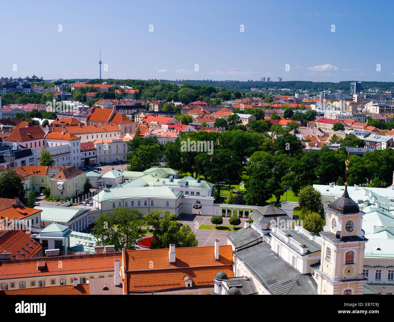 Alta vista angolare di Vilnius e della Lietuvos Respublikos prezident ra, dall'università di Vilnius campanile, in Senamiestyje/OL Foto Stock