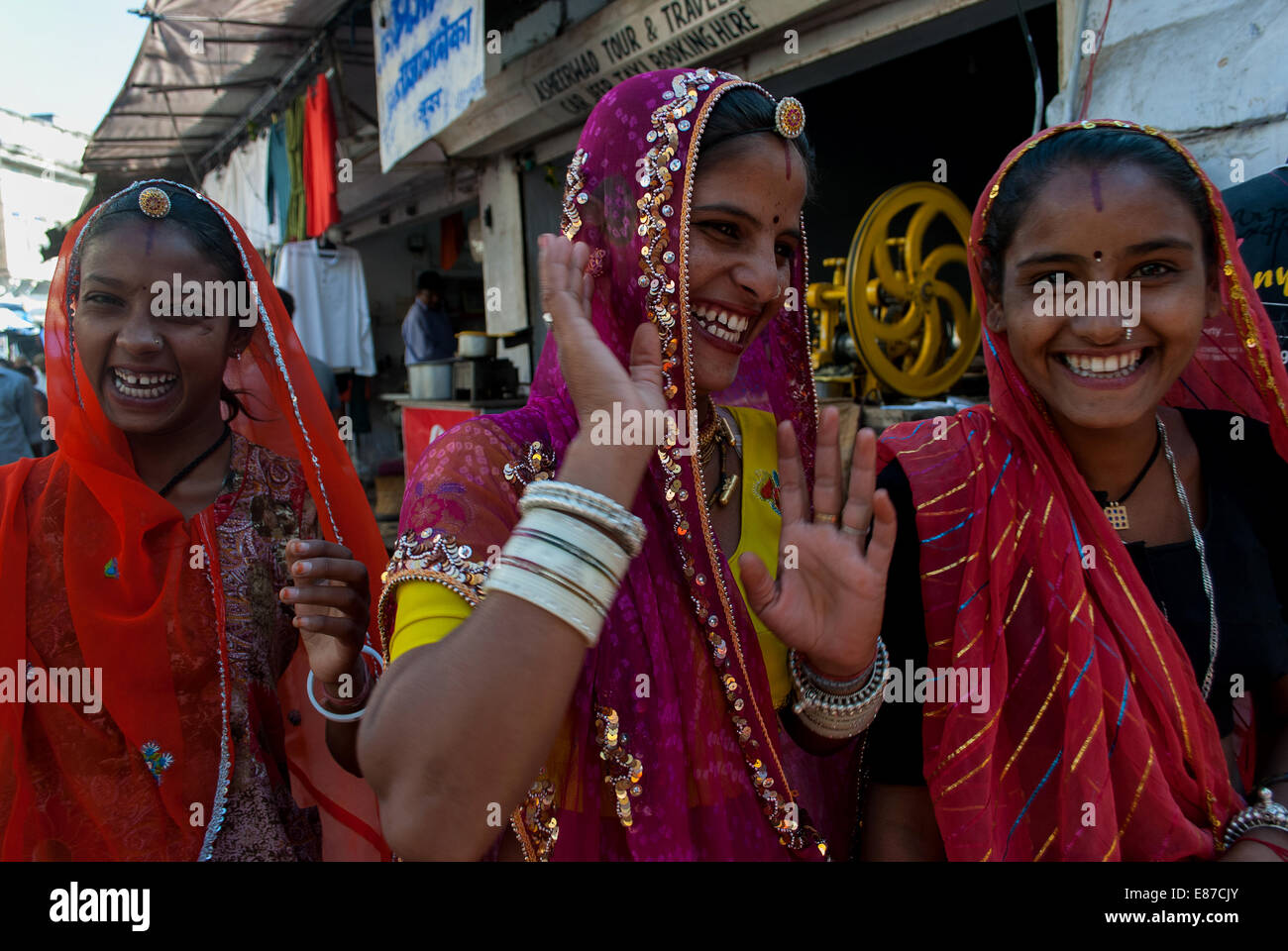 Rajasthani donne godendo di Pushkar Fair, Pushkar, Ajmer, Rajasthan, India Foto Stock