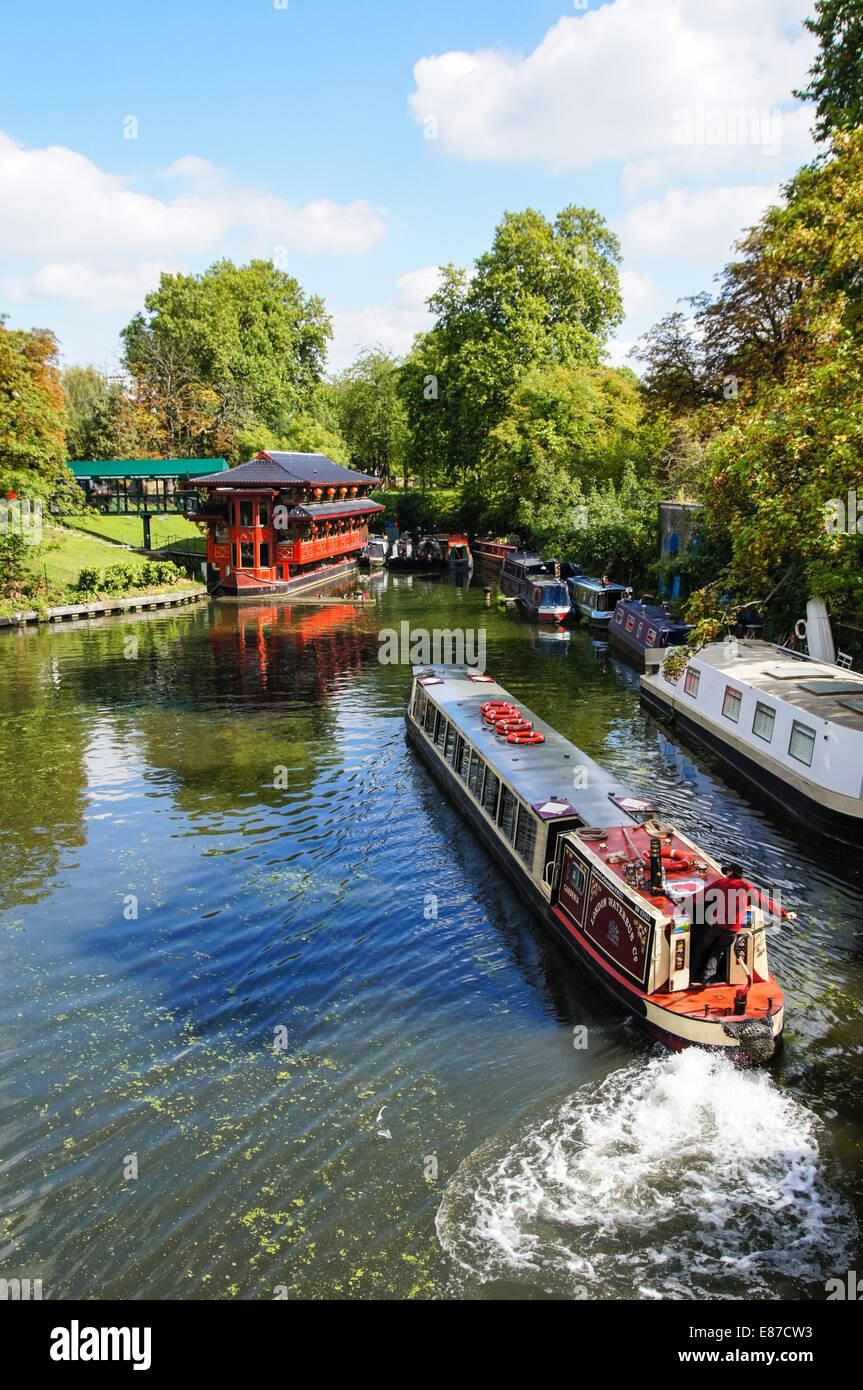 Regent's Canal in Regent's Park Londra England Regno Unito Regno Unito Foto Stock