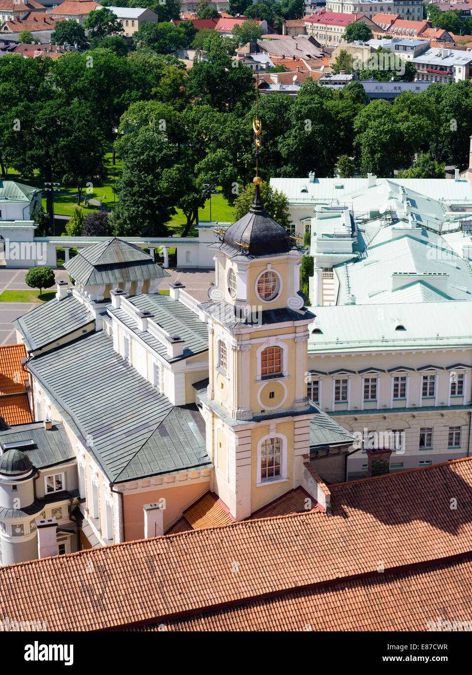 Ad alto angolo di visione dell'università di Vilnius con la Lietuvos Respublikos prezident ra in background, dal campanile, in Foto Stock