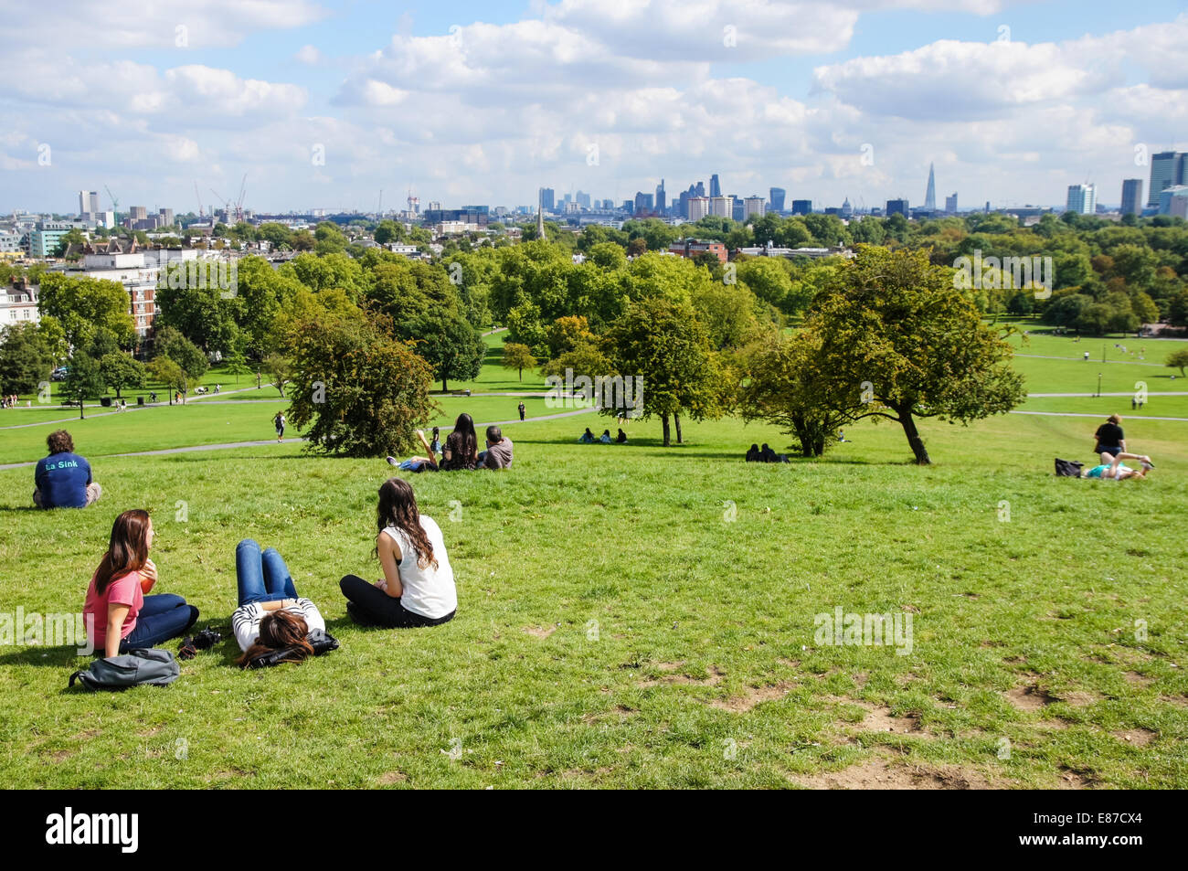 Gli ospiti godono di vista sull'orizzonte di Londra da Primrose Hill Londra England Regno Unito Regno Unito Foto Stock