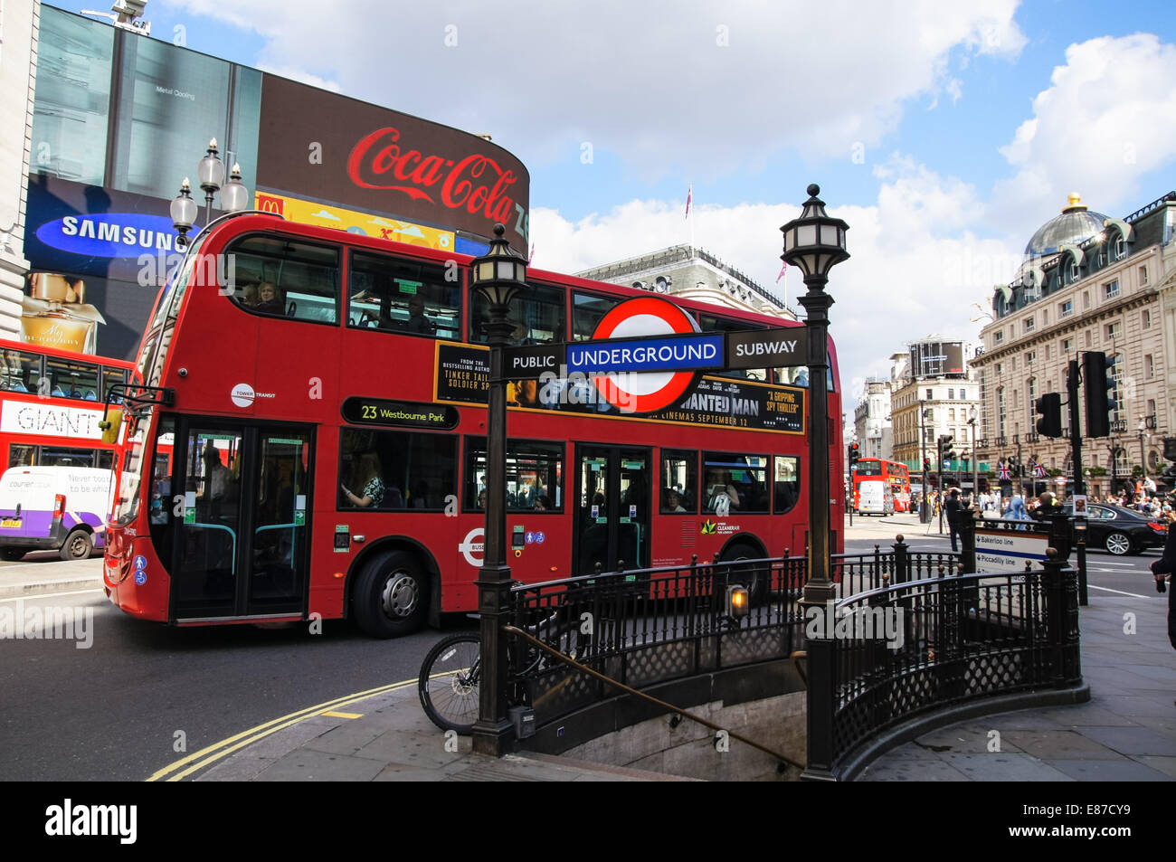 Un bus rosso a due piani passa da Piccadilly Circus a Londra England Regno Unito Regno Unito Foto Stock