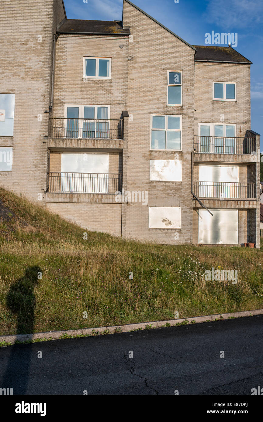 A partire dagli anni settanta brutalist mattoni grigi di blocco di appartamenti Plas Morolwg, imbarcato fino assicurata e vuota e in attesa di demolizione Aberystwyth Wales UK Foto Stock