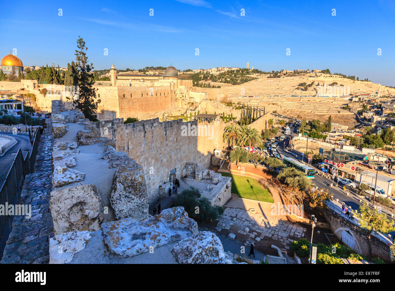 Una vista a Mt. Oliva da Gerusalemme la parete della città Foto Stock