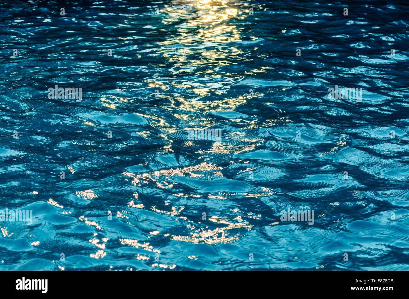 Bella superficie di acqua blu riflette la luce del sole in serata. Foto Stock