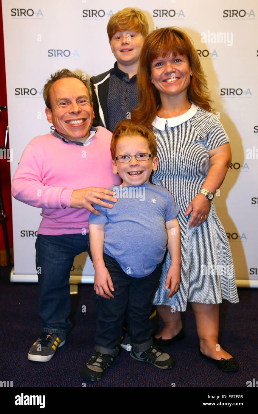 Londra, Regno Unito. 1 ottobre 2014. Warwick Davis con la moglie Samantha, figlio Harrison e un amico di famiglia presso il Siro-un giro di lancio al Leicester Square Theatre, Londra. Siro-A sono stati fatturati come 'Giappone della risposta per il Blue Man Group' e il loro mix rivoluzionario di effetti visivi, MIME, danza, commedia, musica, magia, spettacoli di burattini e la partecipazione del pubblico è sicuramente fino a che la reputazione. I sei artisti interpreti o esecutori di interagire con la tecnologia in notevole nuovi modi, fusione 3D spettacolare proiezione video, animazione leggera e sorprendenti effetti laser con straordinaria coreografia, umorismo, magia e geniale r Foto Stock