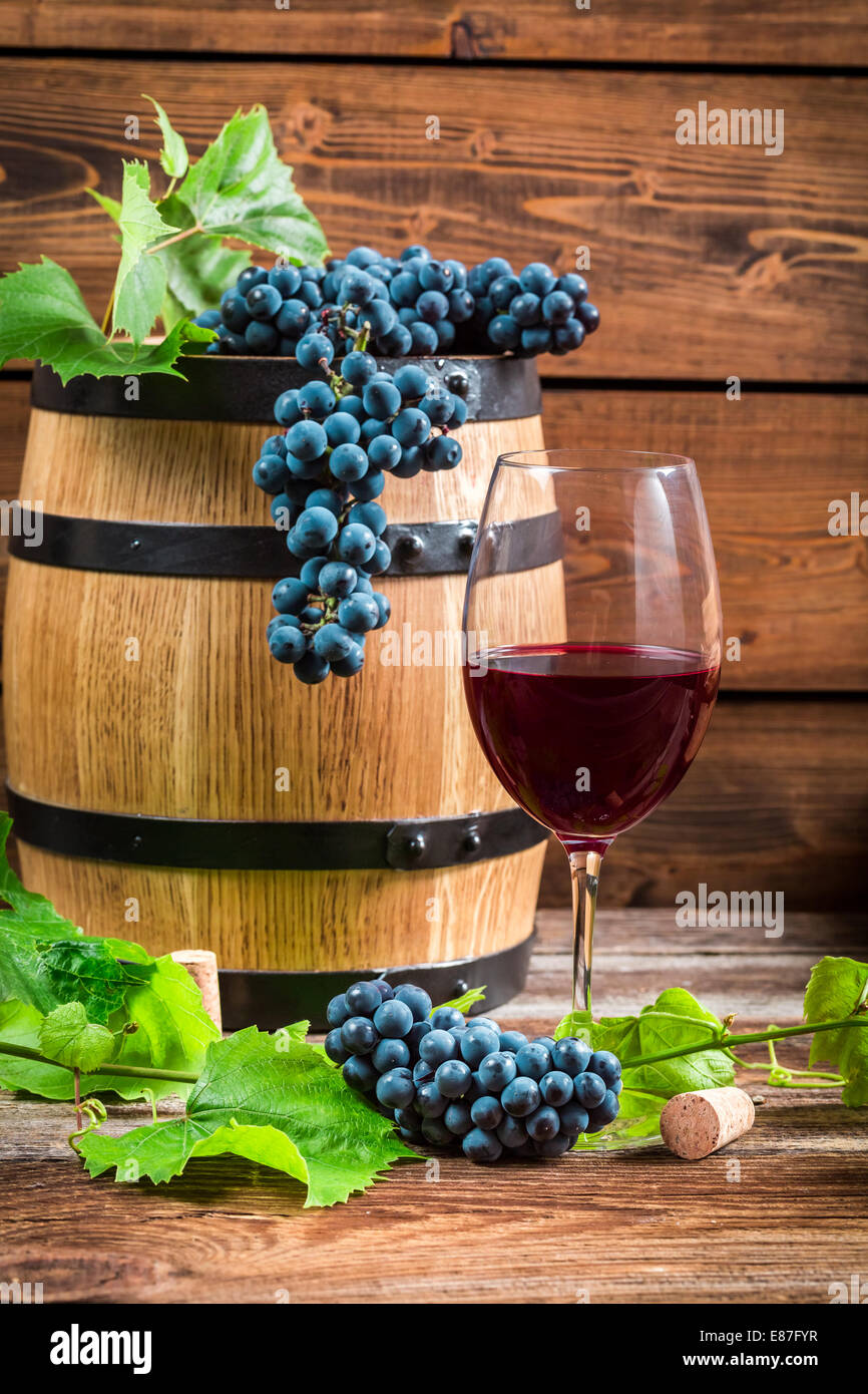 Immagini Stock - Bicchieri Di Vino Rosso Pregiato Con Uva E Formaggio.  Image 143798971
