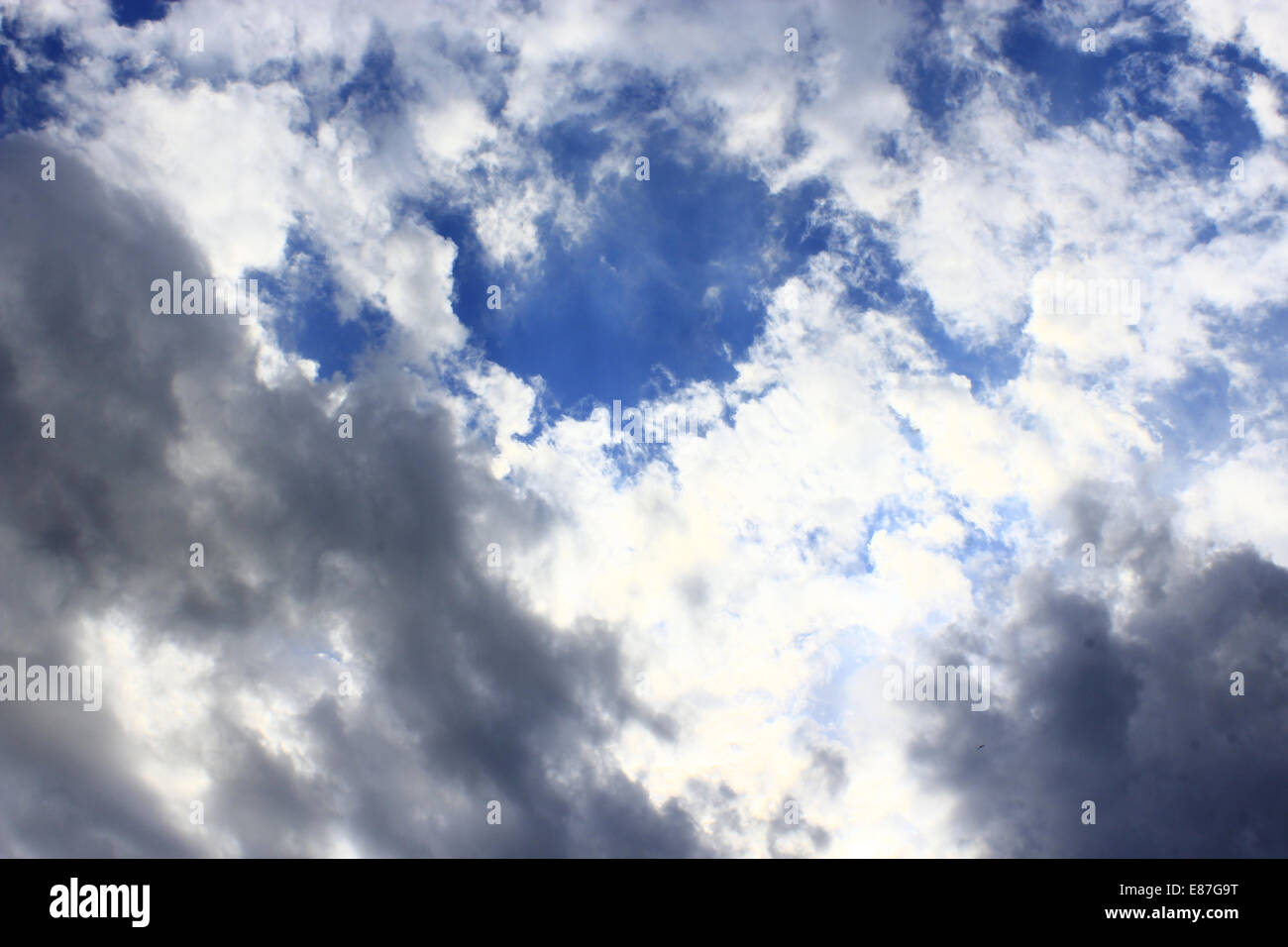 Semplice belle nuvole bianche sul cielo blu sullo sfondo Foto Stock