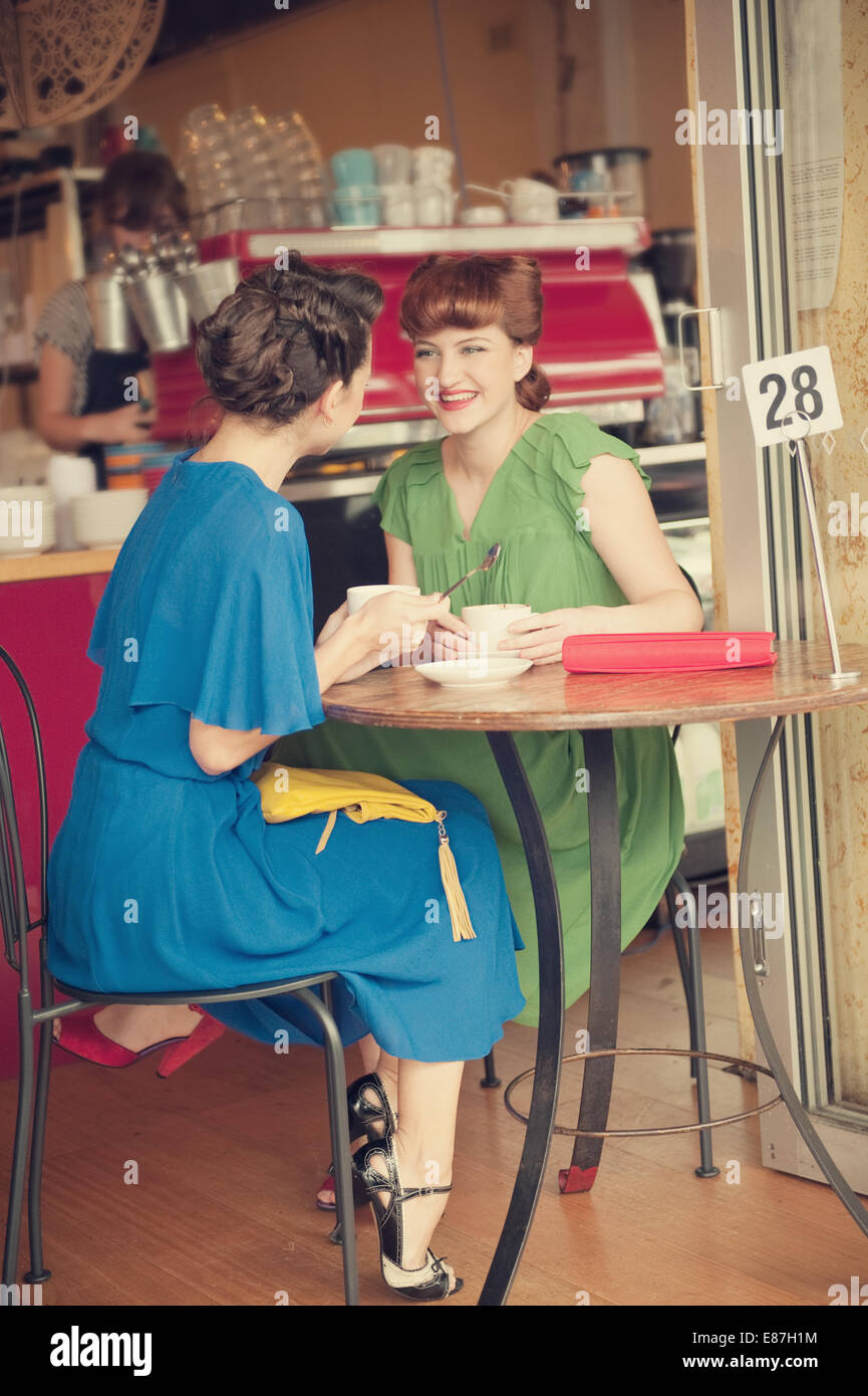 Due belle ragazze in stile retrò rétro cafe Foto Stock