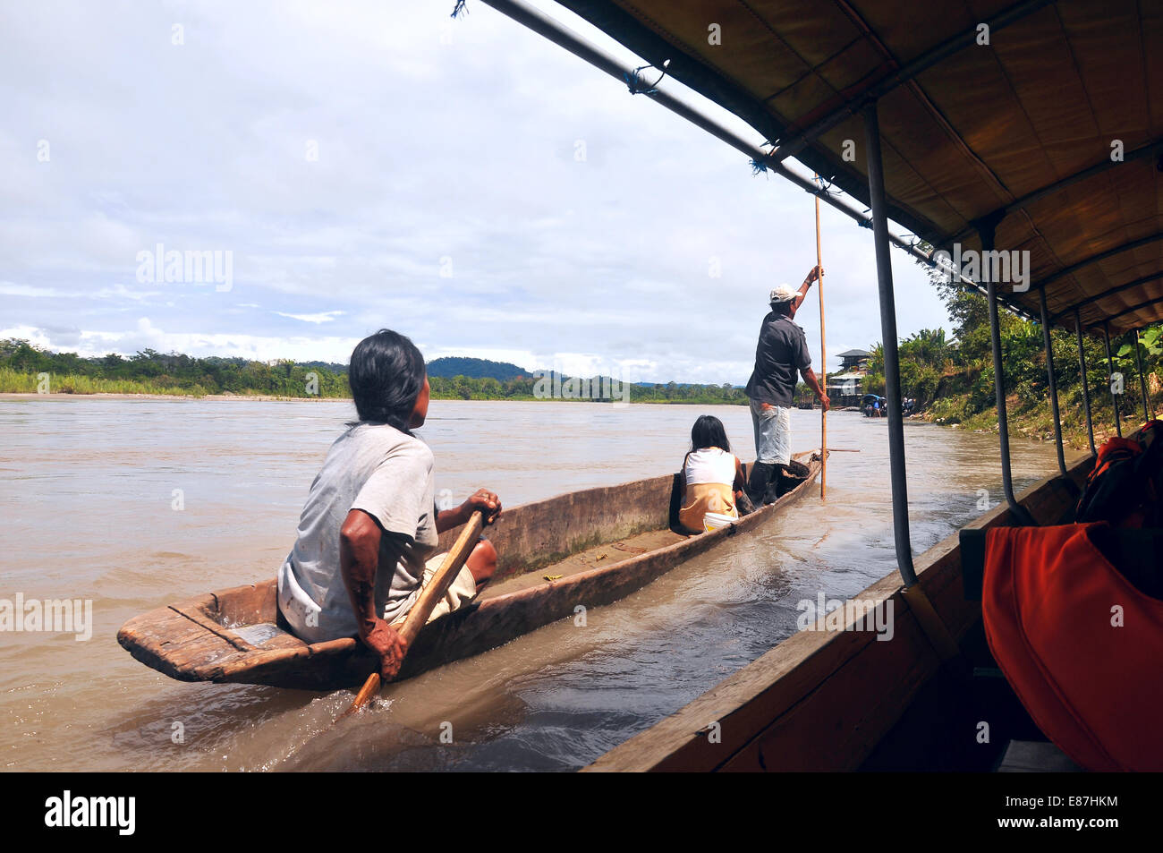 Barca con gli Indiani pervasa di Canoa Turistica, Rio Napo, Amazon, Ecuador Foto Stock