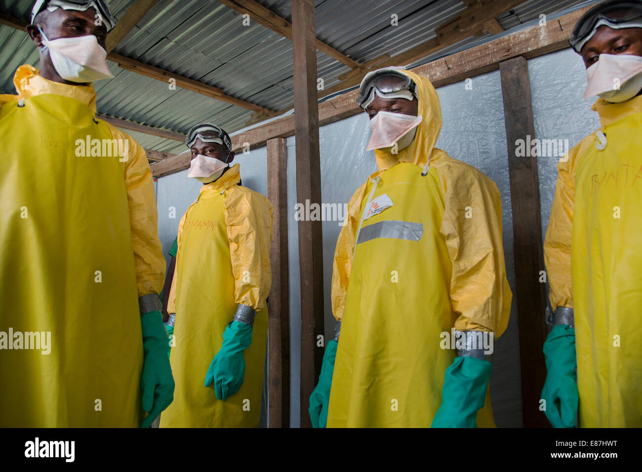 Il team responsabile di bruciare i corpi delle vittime di Ebola abito in PPE prima di trasportare i corpi da un carrello per la incine Foto Stock