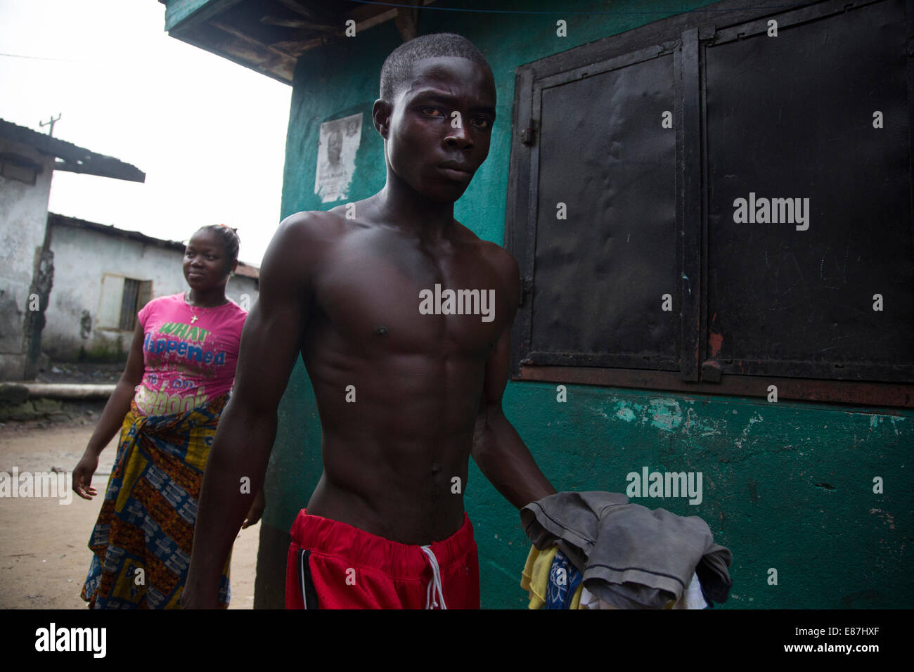 Resident passeggiate attraverso il punto ad ovest - Monrovia, Liberia. 2014-07-29 17:23:28.008 Foto Stock