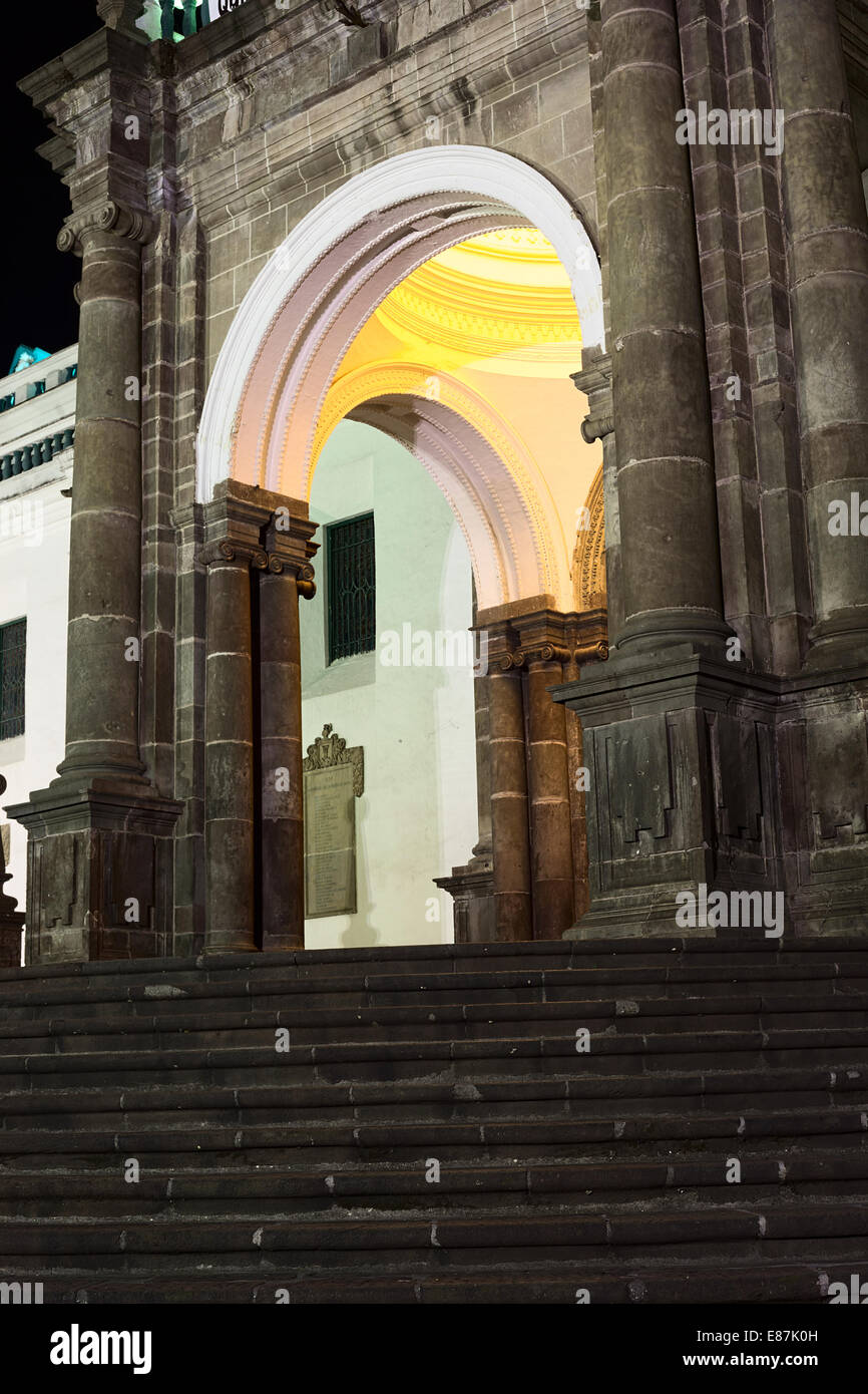 La Carondelet arco della Cattedrale metropolitana sulla Plaza Grande (piazza principale) a notte nel centro della città di Quito, Ecuador Foto Stock