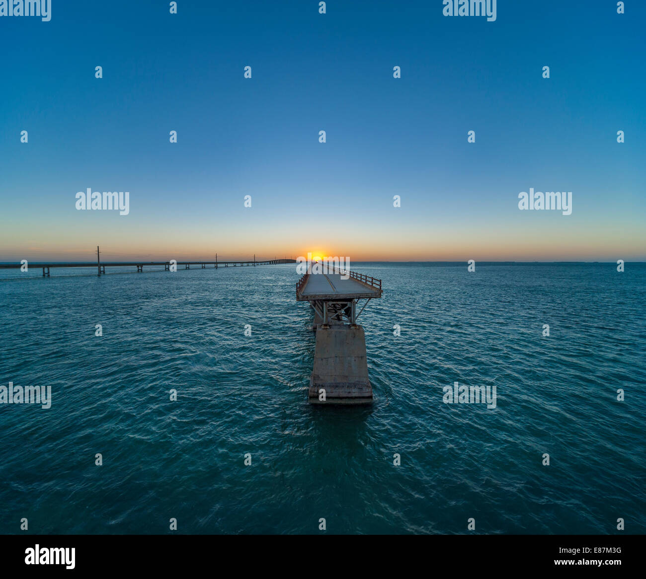 Storico o vecchio Seven Mile Bridge, con segmento mancante della Overseas Highway, visto dalla chiave di piccione in Florida Keys. Foto Stock