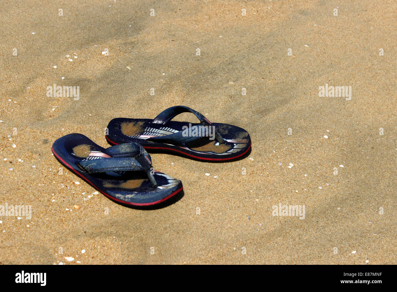 Pantofole sulla spiaggia di sabbia in Mamallapuram,Kanchipuram,Tamill Nadu,l'India del Sud,l'India,l'Asia. Foto Stock