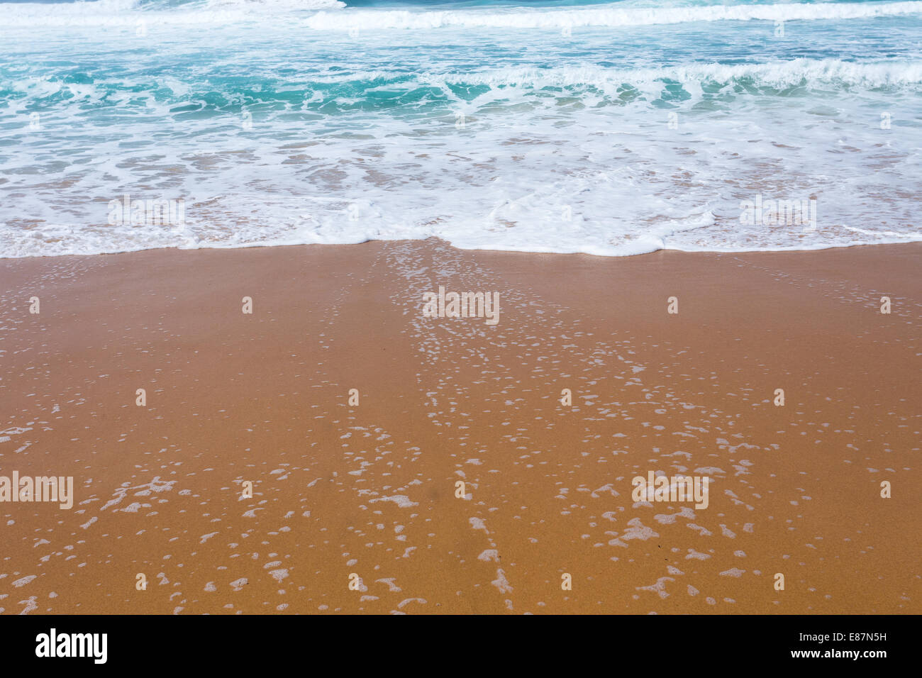 Bella chiare acque del Mediterraneo la lappatura sulla riva Foto Stock