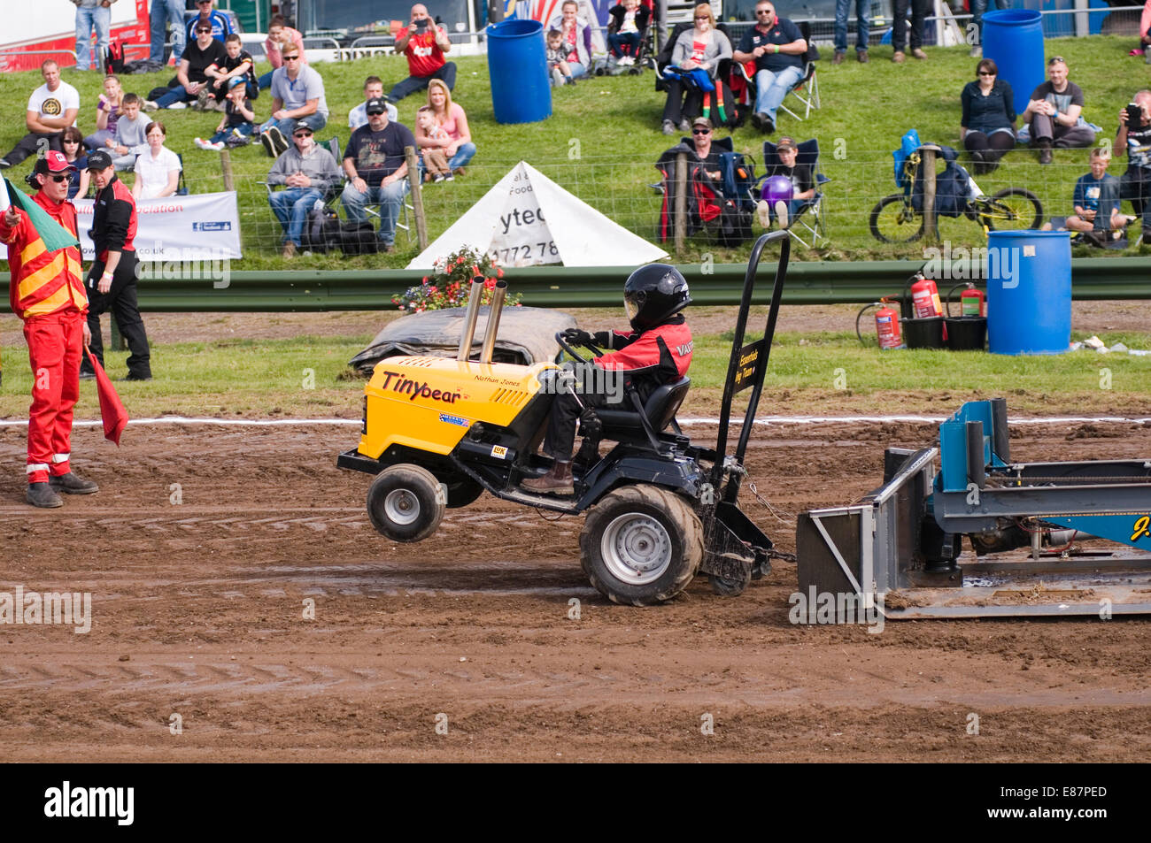 Junior trattore tirando gli estrattori estrattore per bambini bambino kid kids classe classi trattori prato mini Foto Stock
