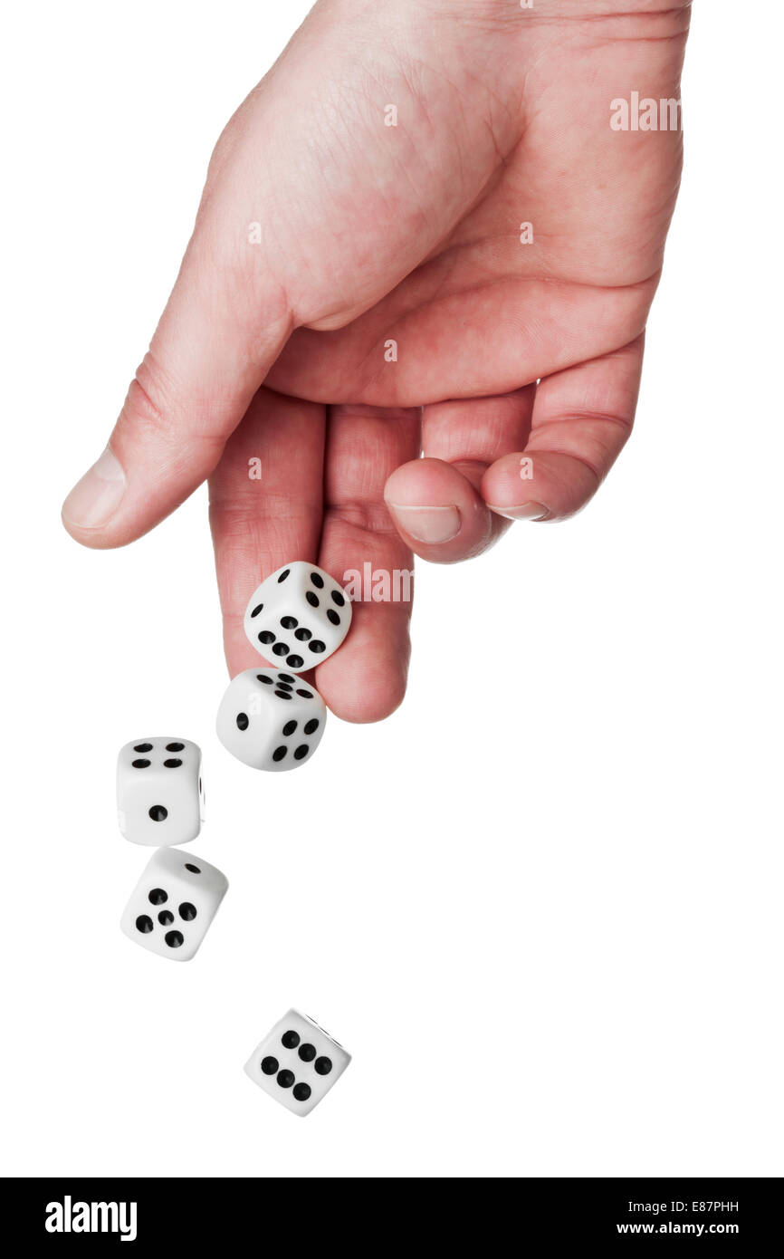A tirare i dadi - cinque dadi caduta dalla mano maschio isolato su sfondo  bianco Foto stock - Alamy