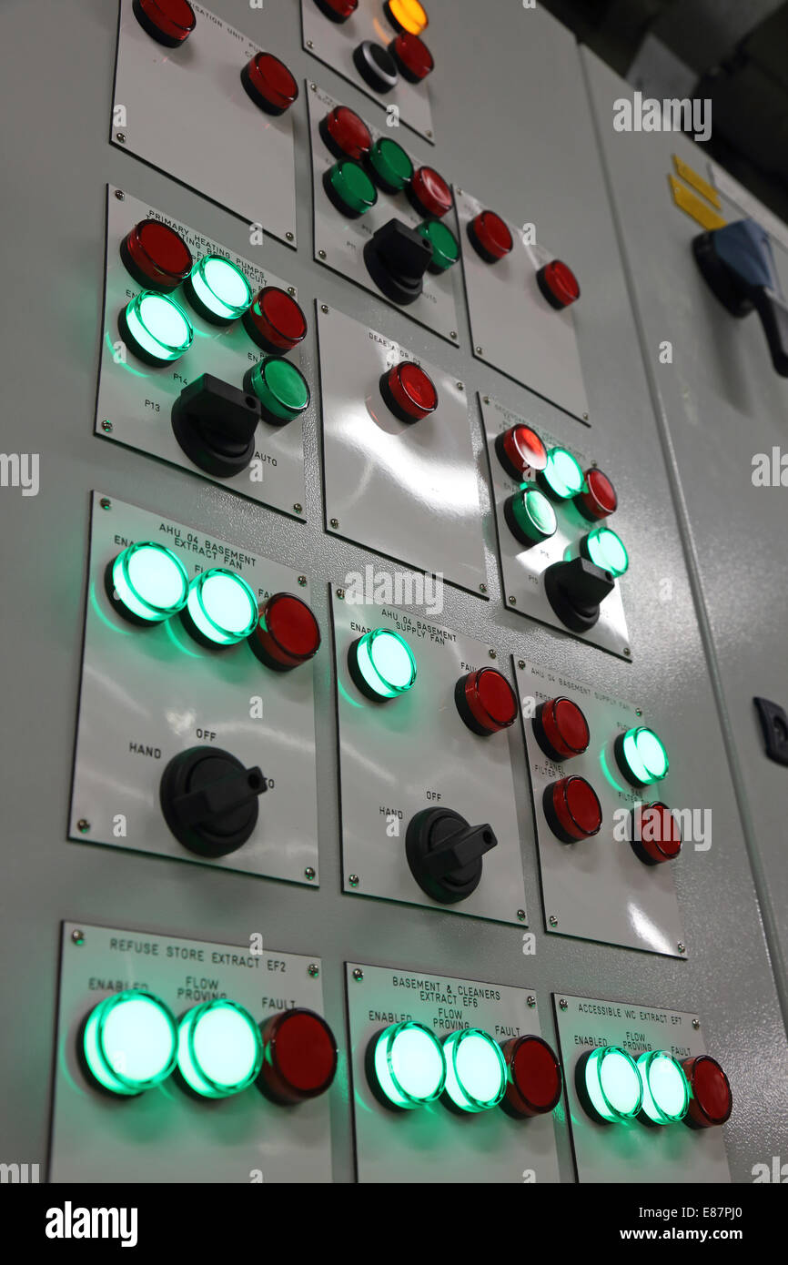 Pianta della camera del pannello di controllo per un ufficio grande impianto di gestione dell'aria. Luci verdi indicano un funzionamento senza problemi Foto Stock