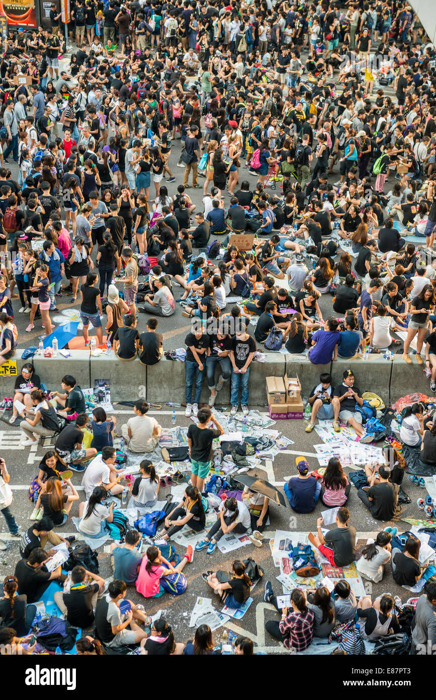 Hong Kong Cina.1 Ottobre, 2014. Gli studenti e gli altri sostenitori della occupare movimento centrale riuniranno intorno gli uffici del governo di area a Tamar. Tutte le strade della zona sono bloccate dal traffico e trasporti pubblici. Credito: Kees Metselaar/Alamy Live News Foto Stock