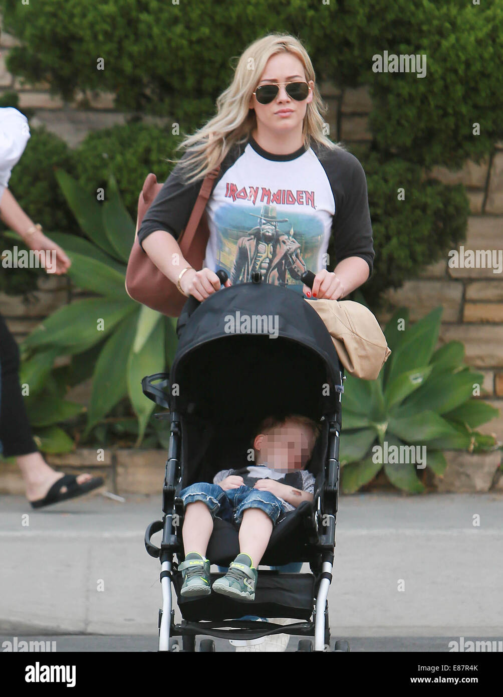 Metallo pesante mamma Hilary Duff è visto indossare un Iron Maiden raglan  camicia come ella spinge il suo figlio Luca in un passeggino in Beverly  Hills offre: Hilary Duff,Luca Comrie dove: Los