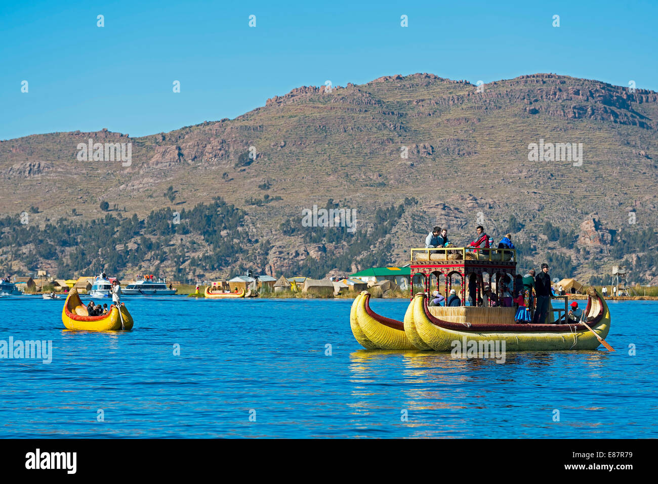 Barche Reed nei pressi delle isole galleggianti di Uros sul lago Titicaca, Puno, Perù Foto Stock
