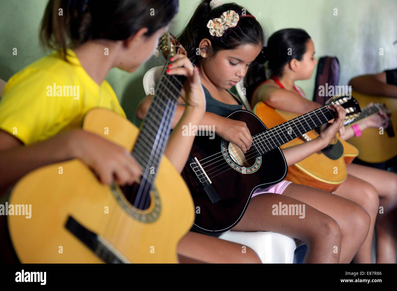 Le lezioni di musica con i giovani, gruppo di chitarra, Ponta da Serra, Crato, Stato di Ceará, Brasile Foto Stock