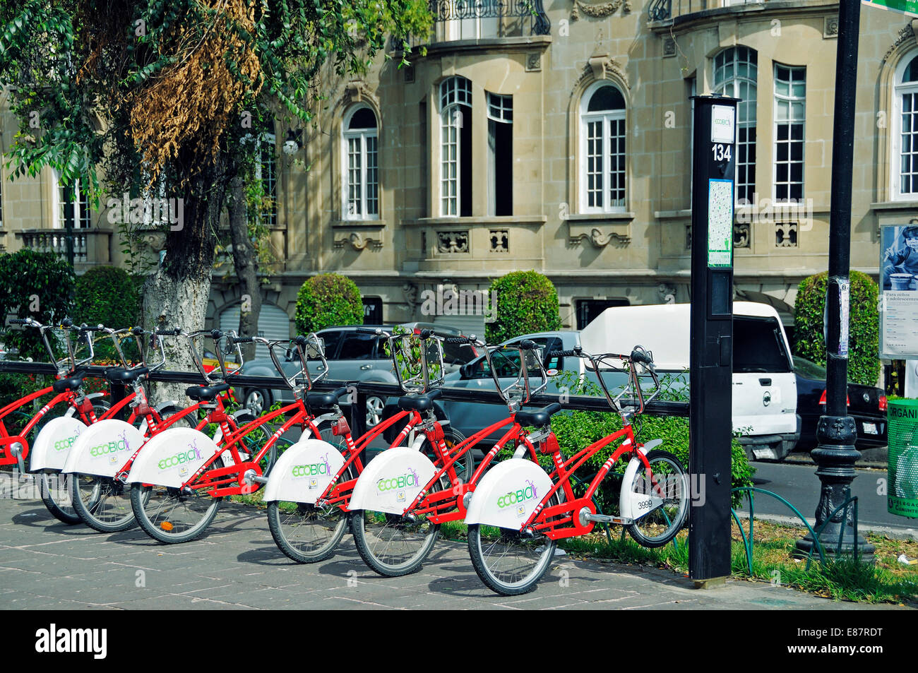 Noleggio bici stazione, Ecobici biciclette a noleggio in Avenida Alvaro Obregon, Colonia Roma trimestre, Città del Messico, del Distretto Federale Foto Stock