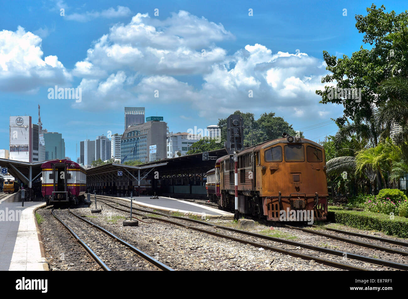 Treno tirando fuori della stazione principale, Hua Lamphong di Bangkok, Tailandia Foto Stock