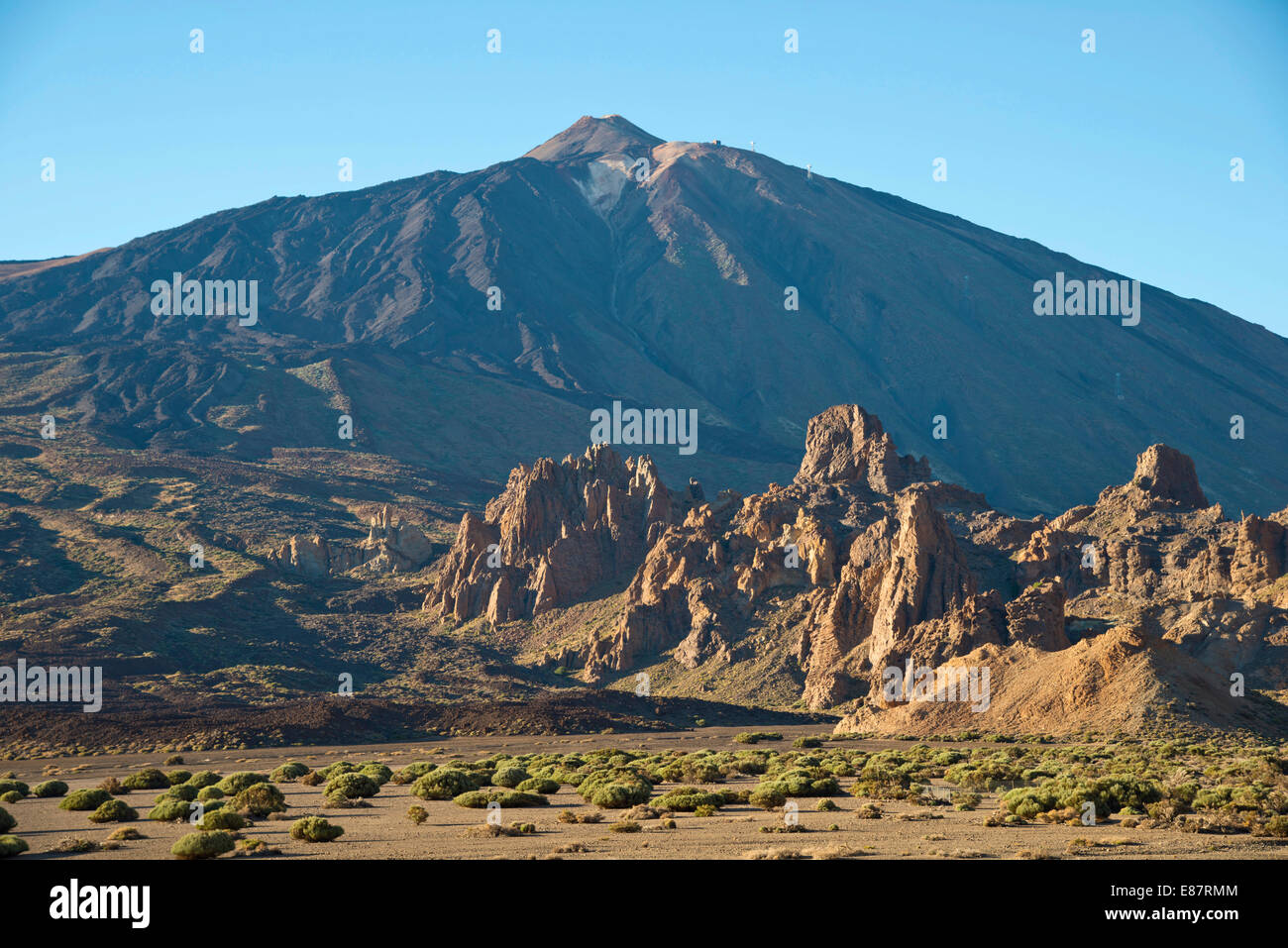 Llano de Ucanca pianura con il Roques de Garcia, formazioni di lava e Mt Pico del Teide, 3718m, sul retro, Parque Nacional de Foto Stock