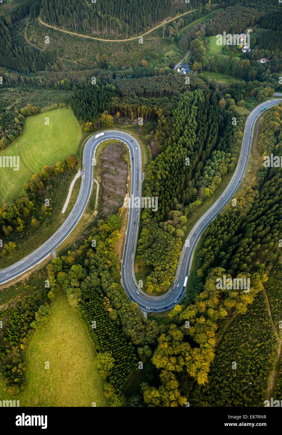 Vista aerea, tornanti, strada tortuosa nel Sauerland foreste, tra Herscheid e Halver, Renania settentrionale-Vestfalia Foto Stock