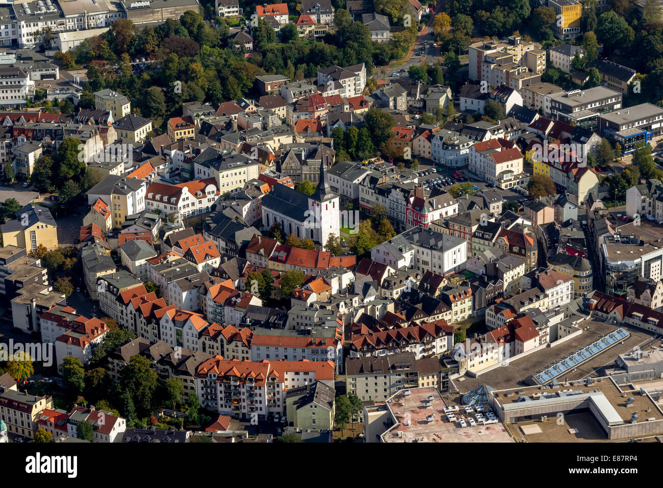 Vista aerea, il centro storico con Erlöserkirche, Chiesa del Redentore, la piazza del mercato, anulare formato medievale, Lüdenscheid Foto Stock