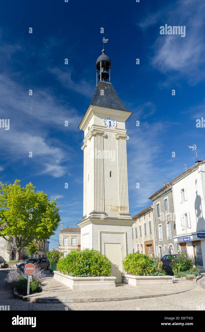 La torre dell orologio nella piazza principale del borgo antico di Gensac in Gironde regione del sud-ovest della Francia Foto Stock