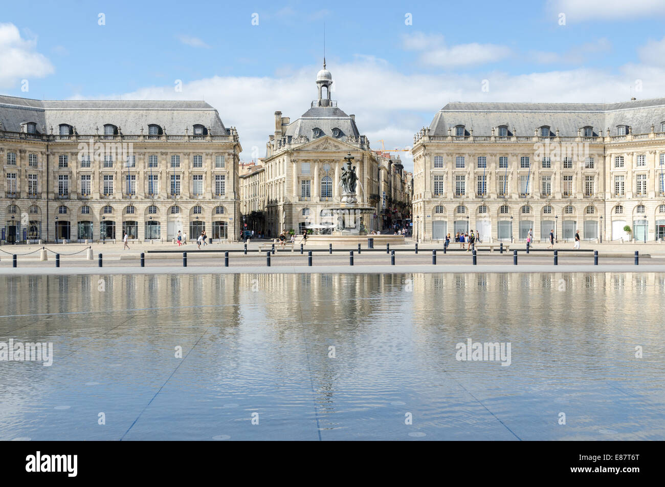 Il Specchio di acqua di Miroir d'eau di fronte al Palais de la Bourse nella città francese di Bordeaux Foto Stock