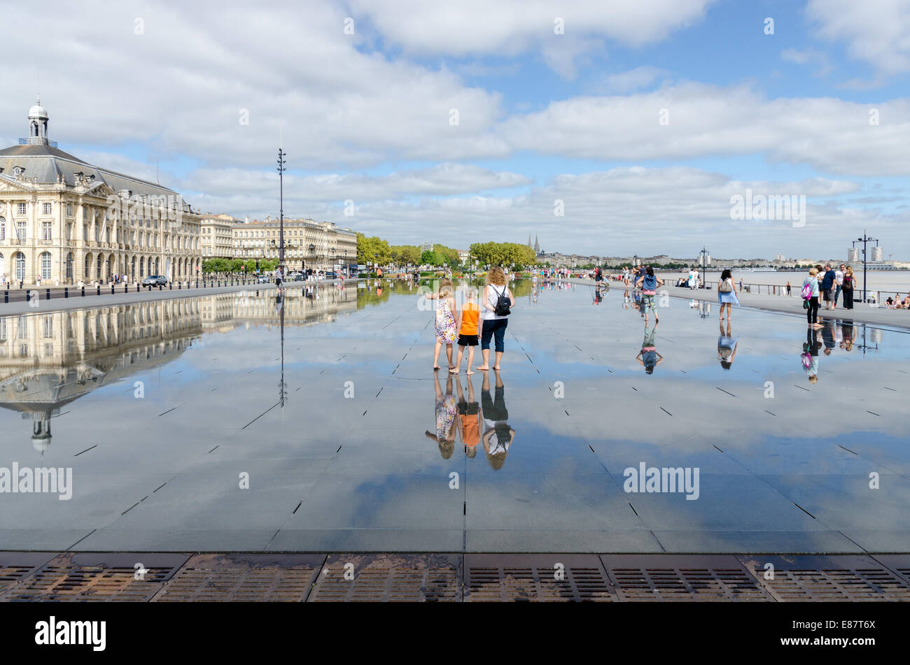 Il Specchio di acqua di Miroir d'eau di fronte al Palais de la Bourse nella città francese di Bordeaux Foto Stock