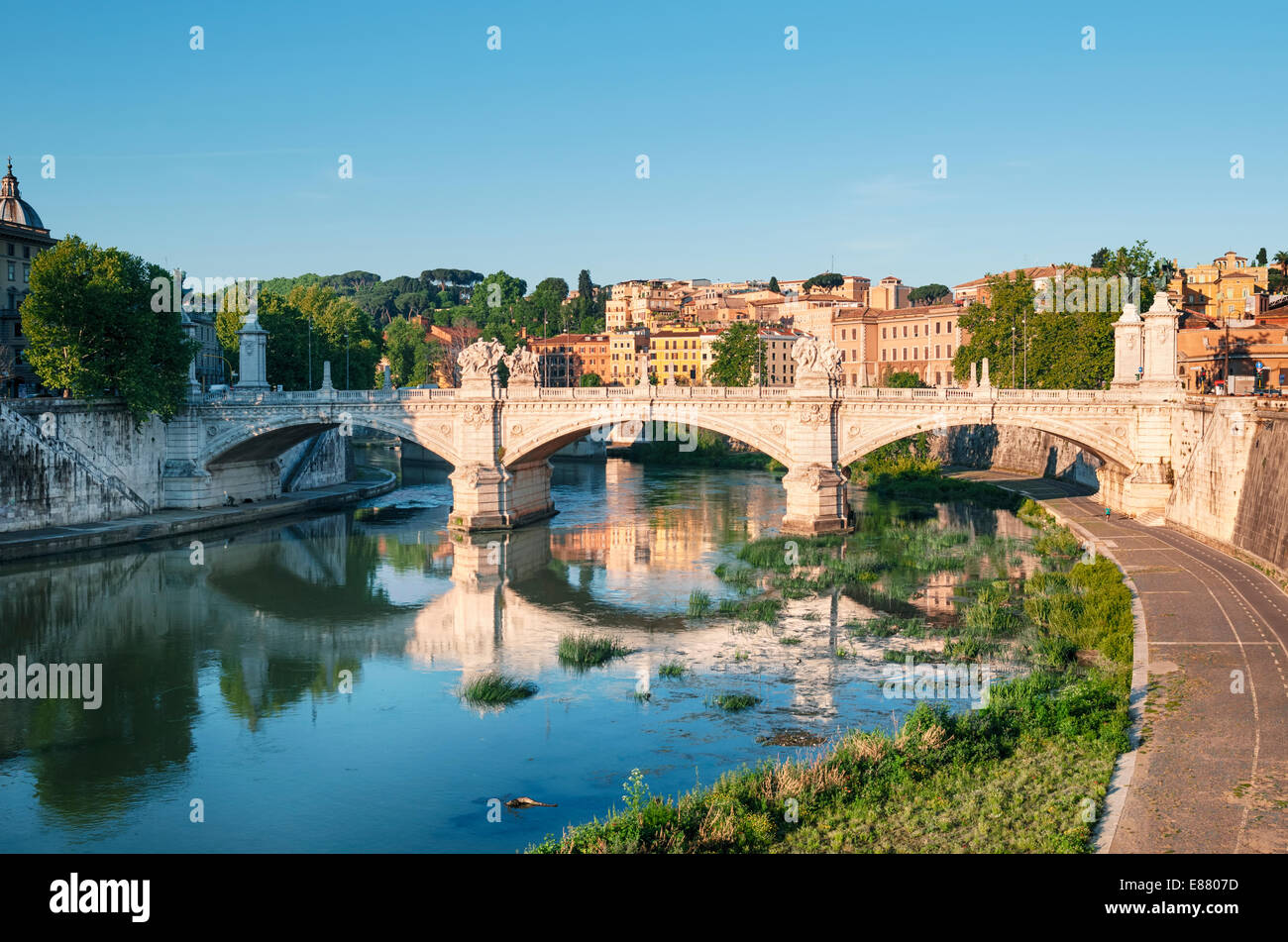 Sant'Angelo Bridge ( Ponte Sant Angelo) e il quartiere di Trastevere a Roma con il fiume Tevere . Foto Stock