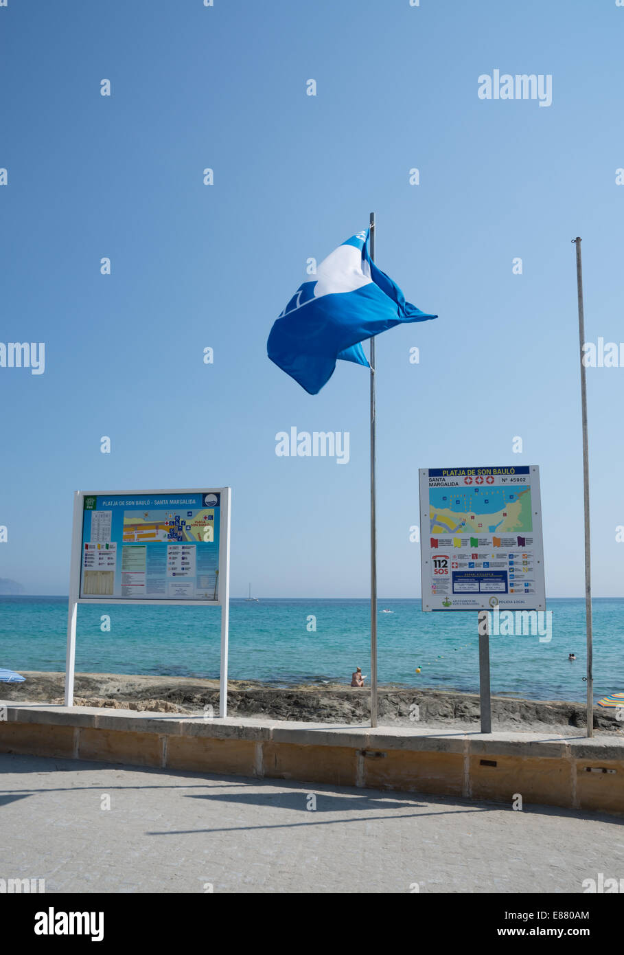 Spiaggia bandiera blu. Can Picafort, Son Baulo, Maiorca, isole Baleari, Spagna il 12 luglio 2013. Foto Stock