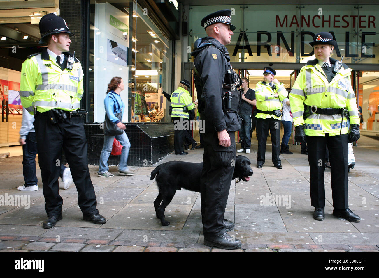 La polizia effettuare ricerche in materia di droga in giro per le strade di Manchester. Foto Stock