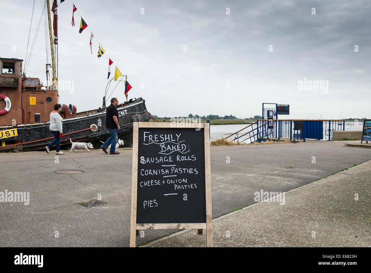 Un segno pubblicità snack sulla banchina di Hythe in Malson sul fiume Blackwater in Essex. Foto Stock