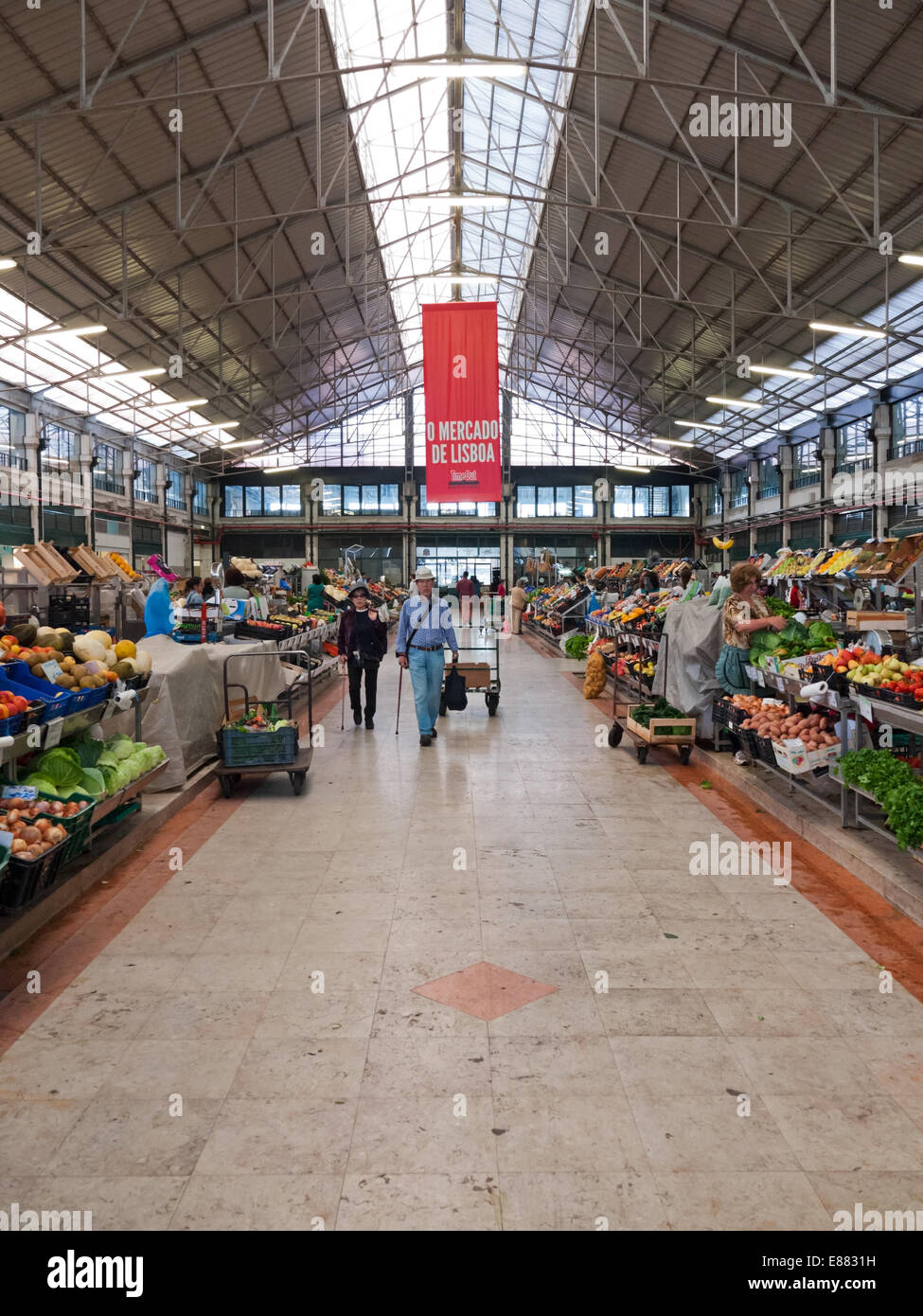 La frutta e la verdura' si spegne al mercato della Ribeira, Lisbona, Portogallo Foto Stock