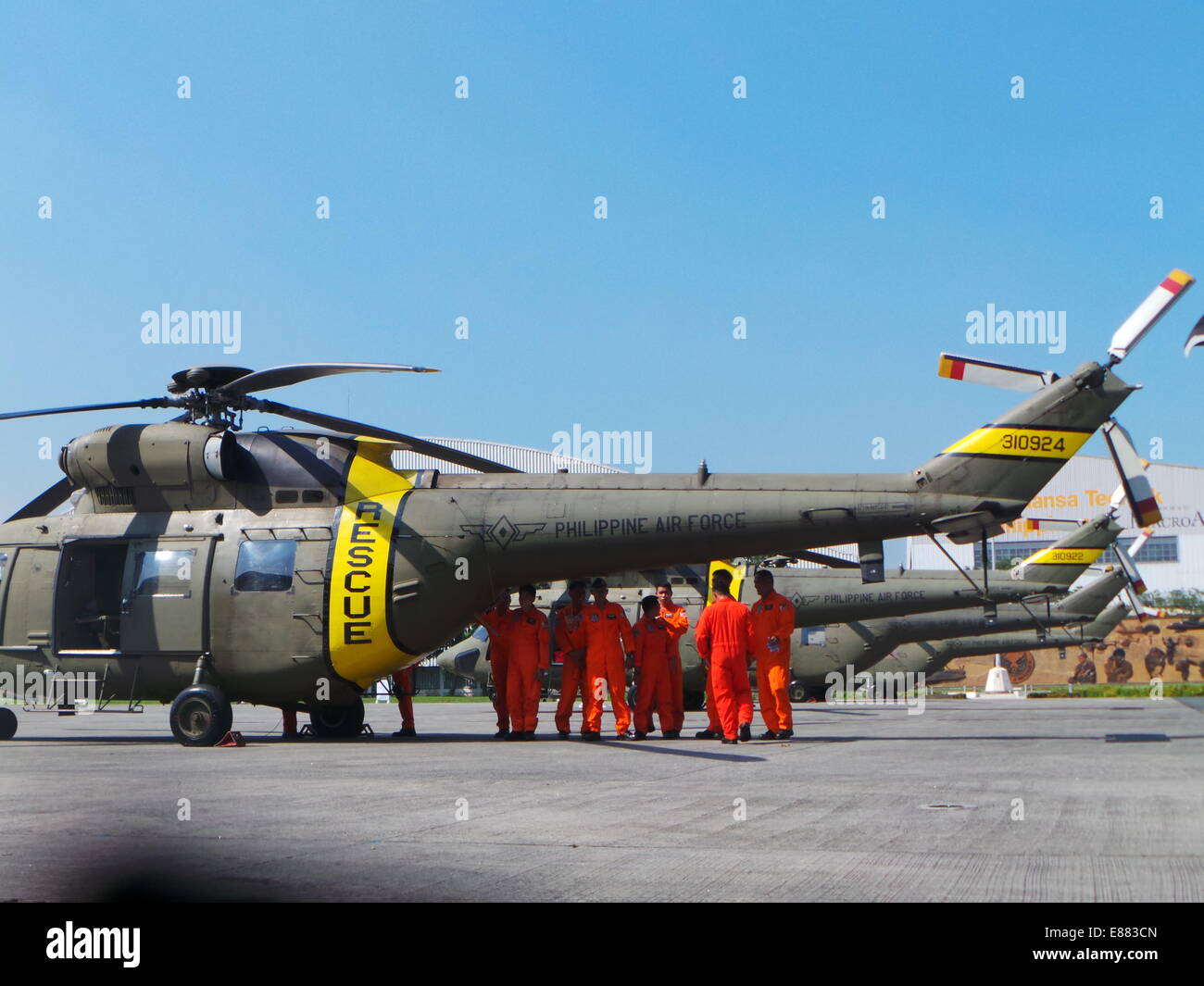 Comandante Generale di Philippine Air Force, LTGEN. Jeffrey Delgado ha guidato la ispezione delle operazioni di ricerca e salvataggio apparecchi e attrezzature; e idoneità del personale dell'Air Force per l assistenza umanitaria di emergenza (Risposta HADR) come preparazione per un eventuale terremoto di origine vulcanica e eruzione al Mt. Mayon nella provincia di Albay e altri disastri durante la stagione dei monsoni nelle Filippine. Credito: Sherbien Dacalanio/Pacific Press/Alamy Live News Foto Stock