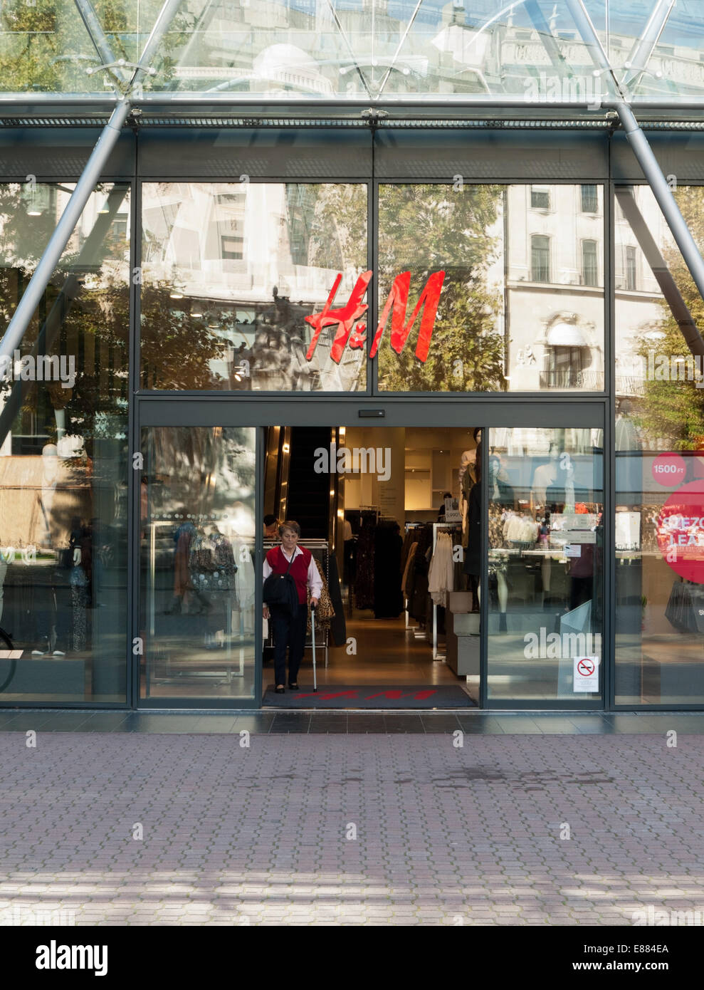 Ingresso di H&M negozio di moda nel centro della città, a Budapest,  Ungheria Foto stock - Alamy