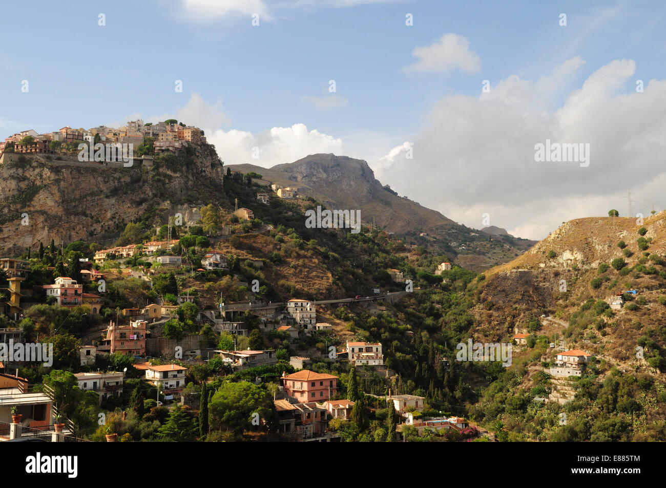 Castelmola un borgo medievale arroccato su una rupe sopra Taormina con Monte Venere nella distanza Sicilia Italia Foto Stock