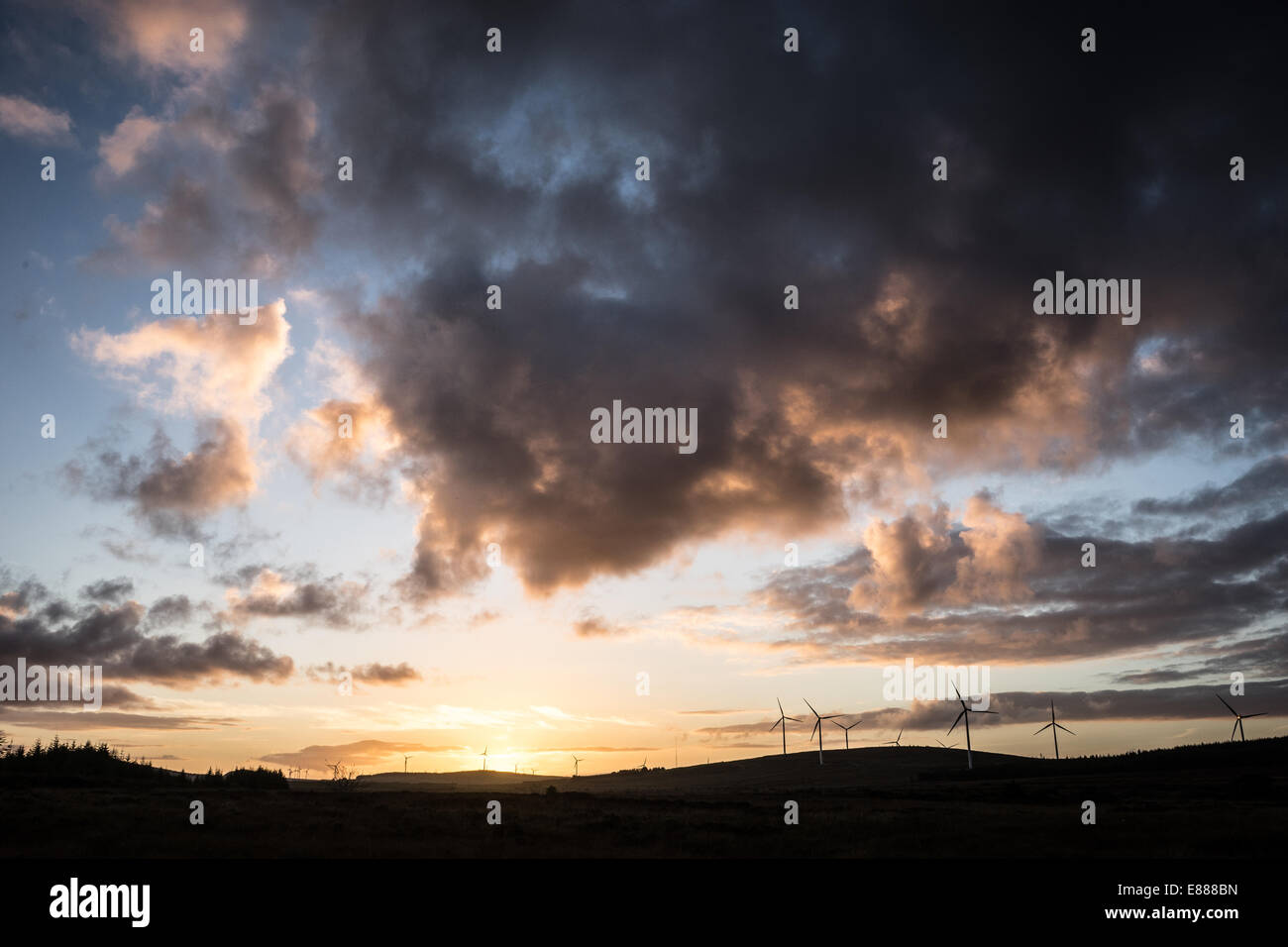 Irish tramonto con generatori di vento Foto Stock
